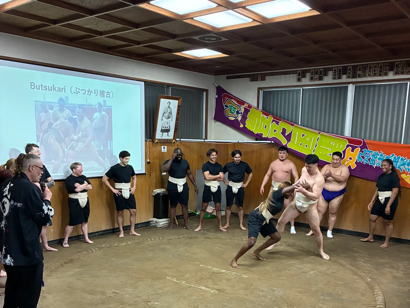 土俵で元力士と組み合う参加者