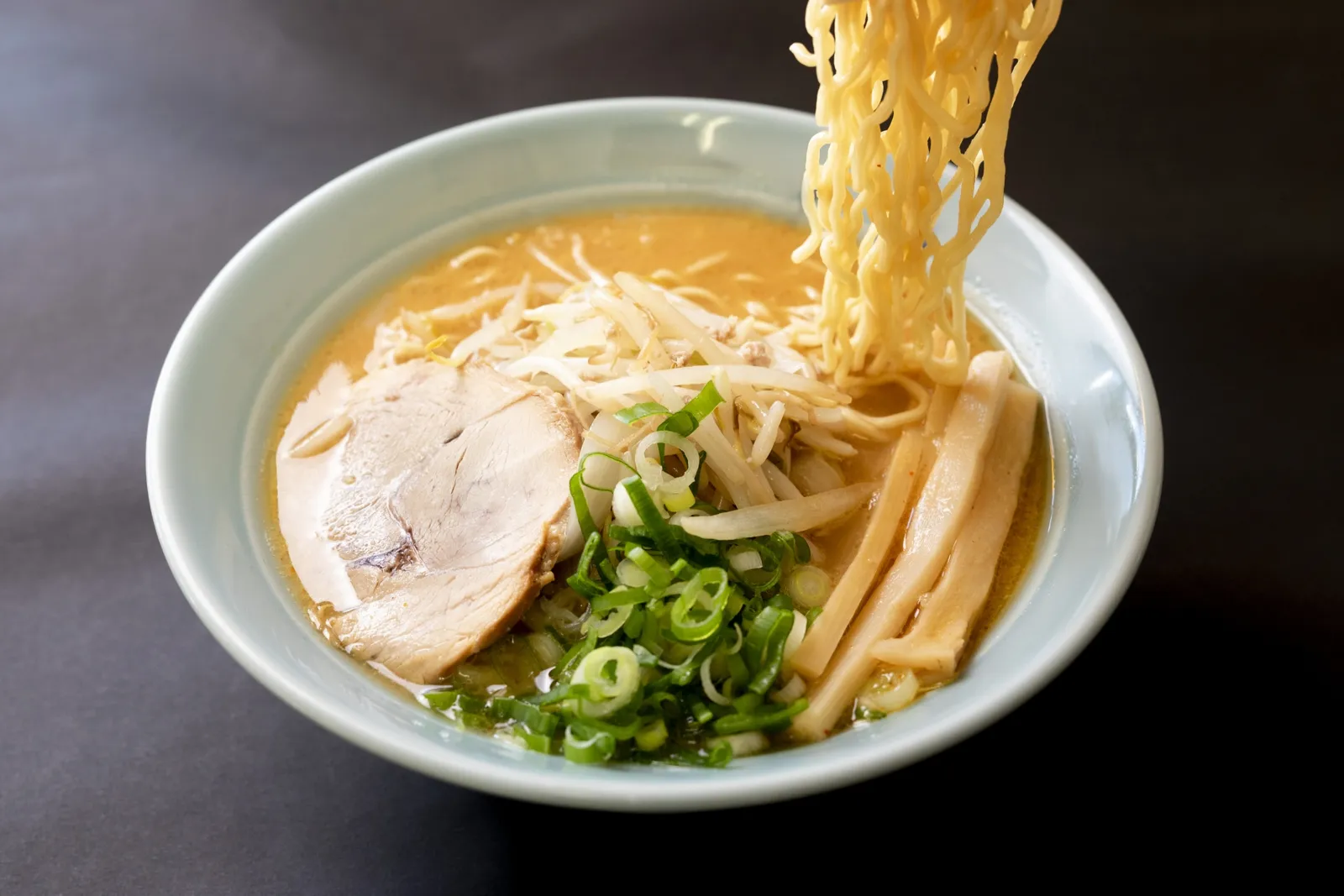 もやしやチャーシュー、ねぎをのせたラーメン
