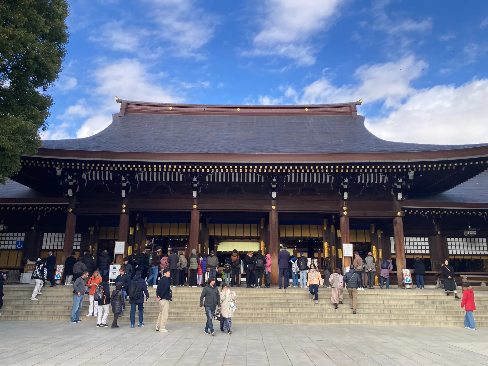 多くの参拝者が集まる明治神宮の御社殿