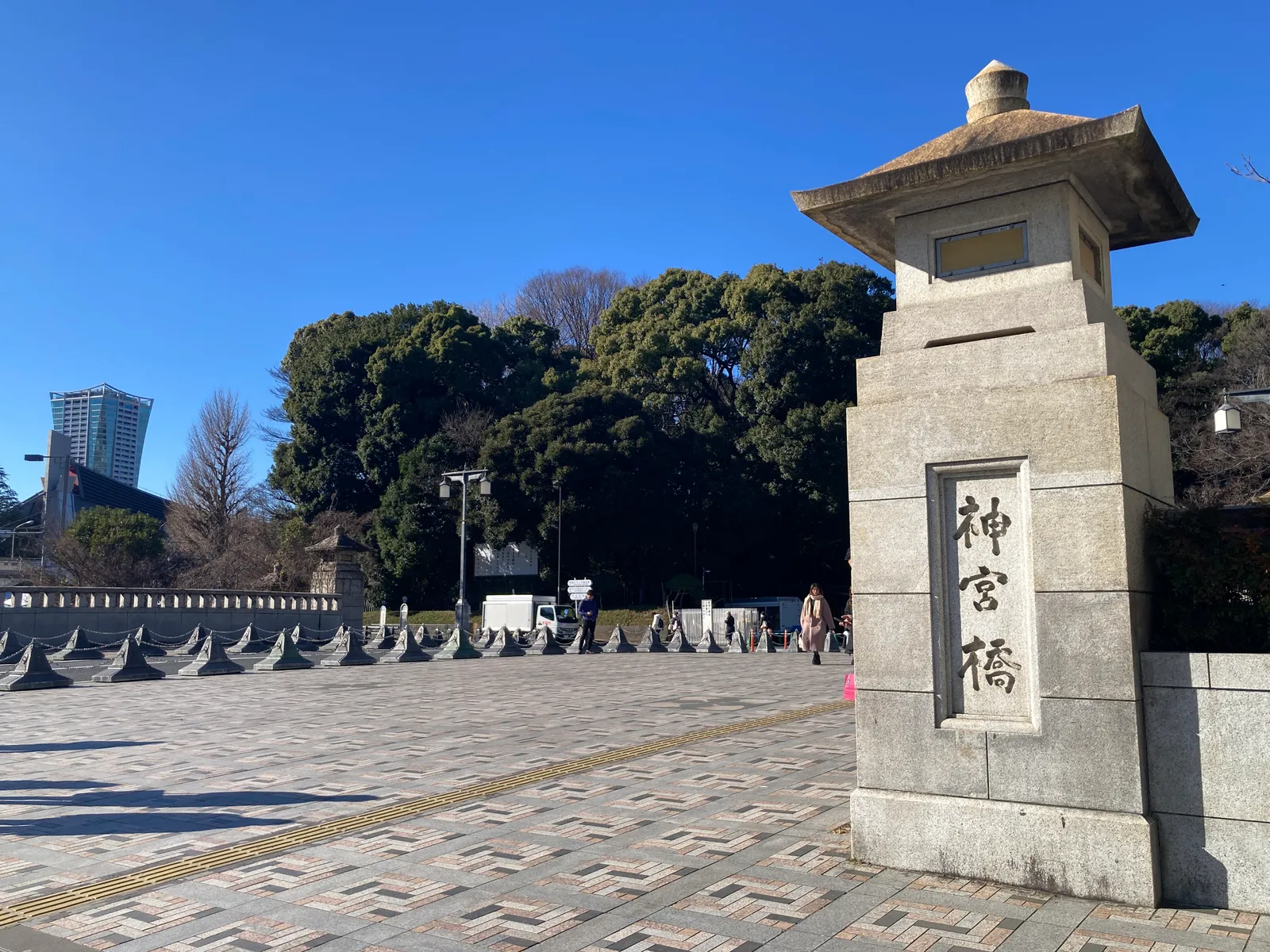 「神宮橋」と刻まれた石柱と青空