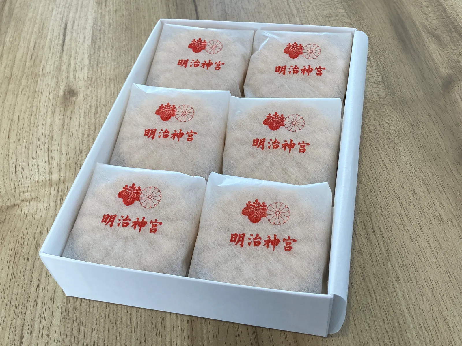 明治神宮の紋が押された包み紙の菓子が箱に並ぶ