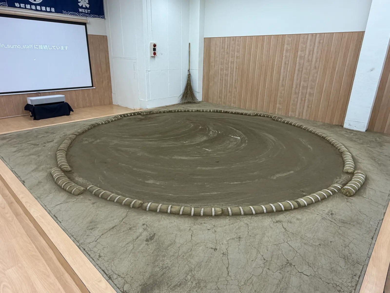 The clay ring bordered by straw bales, with an explanatory screen