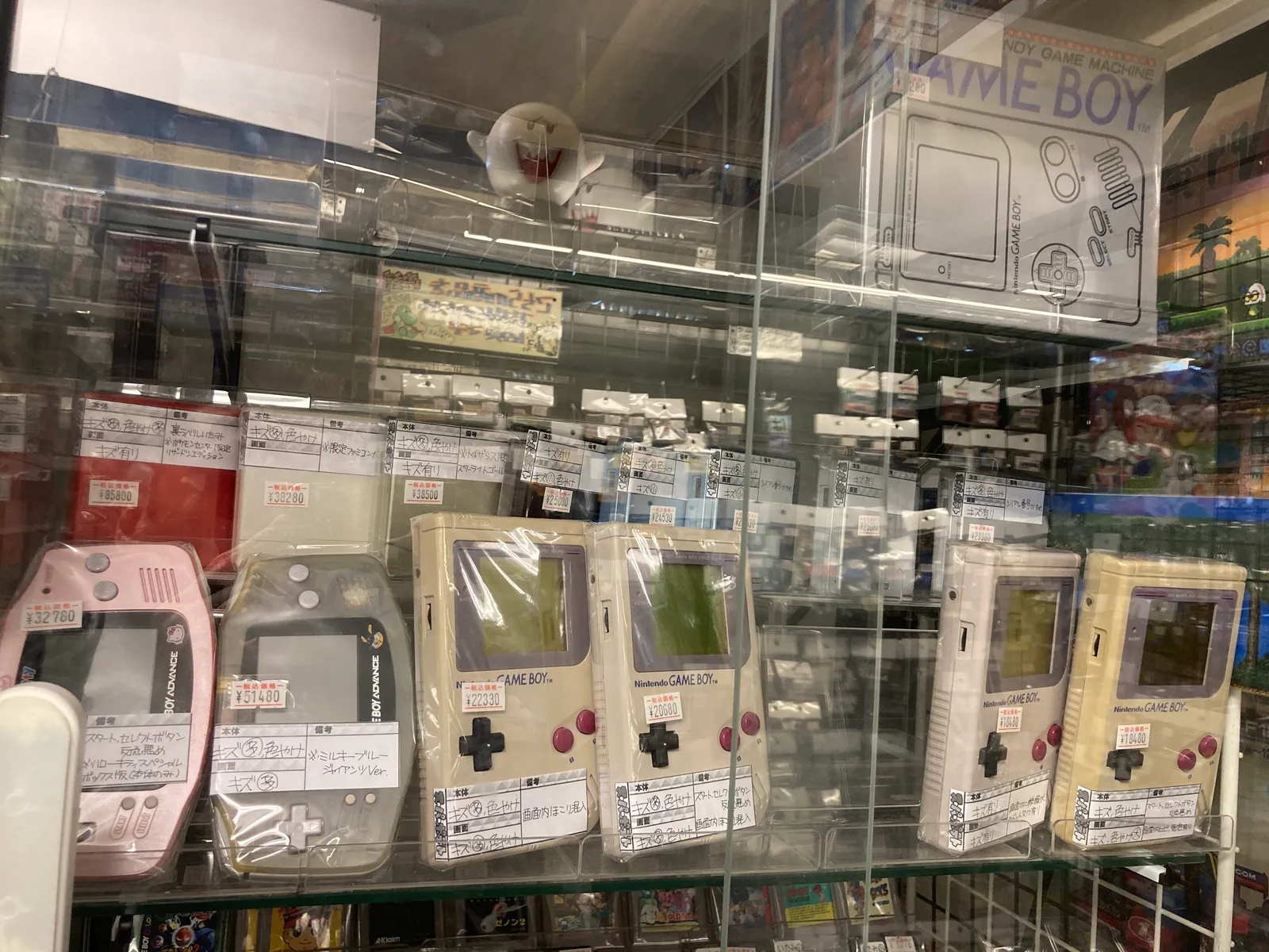 ゲームボーイやゲームボーイアドバンス本体がガラスケースに並ぶ様子