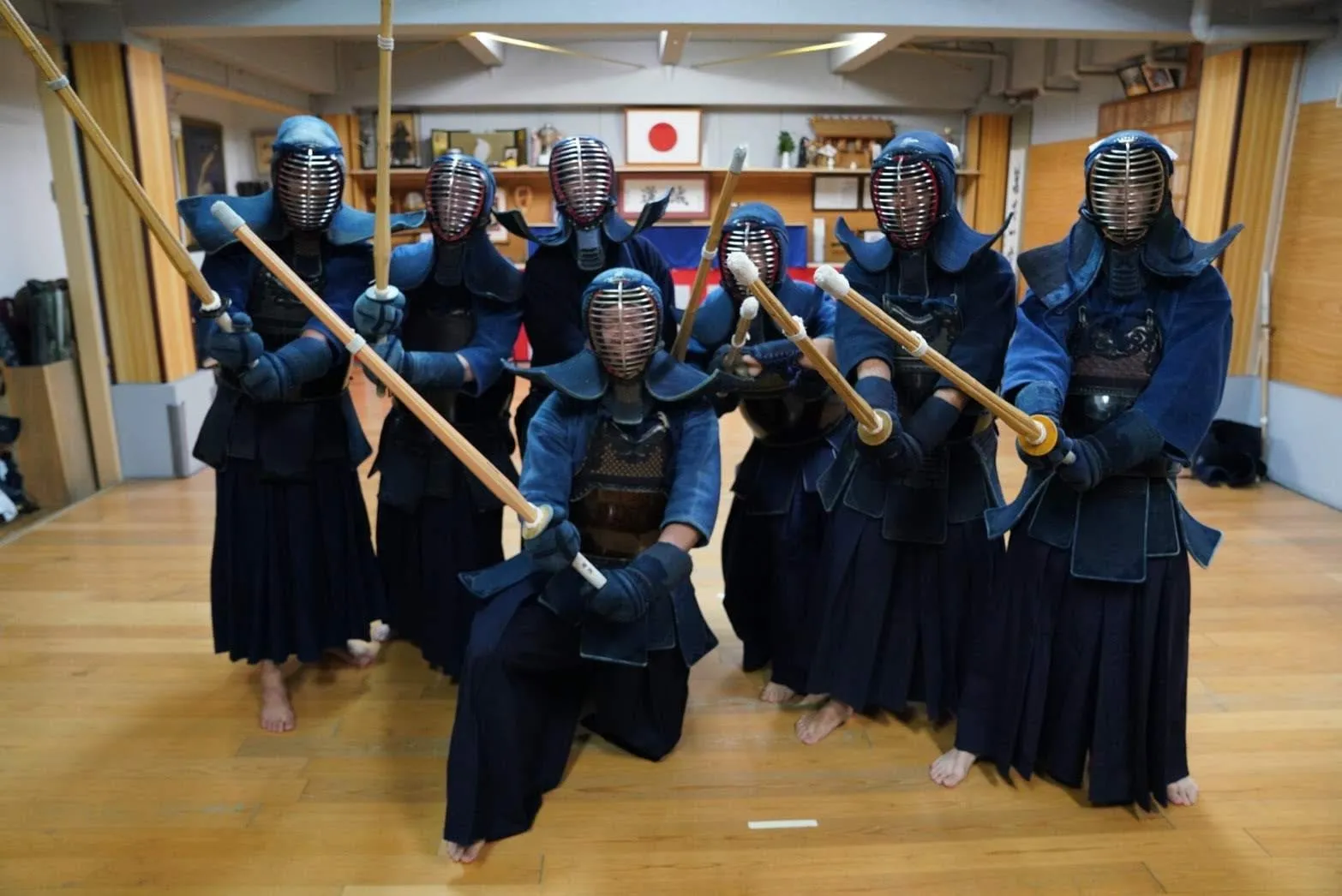 방어구를 착용한 참가자들이 죽도를 겨누고 늘어선 단체 사진
