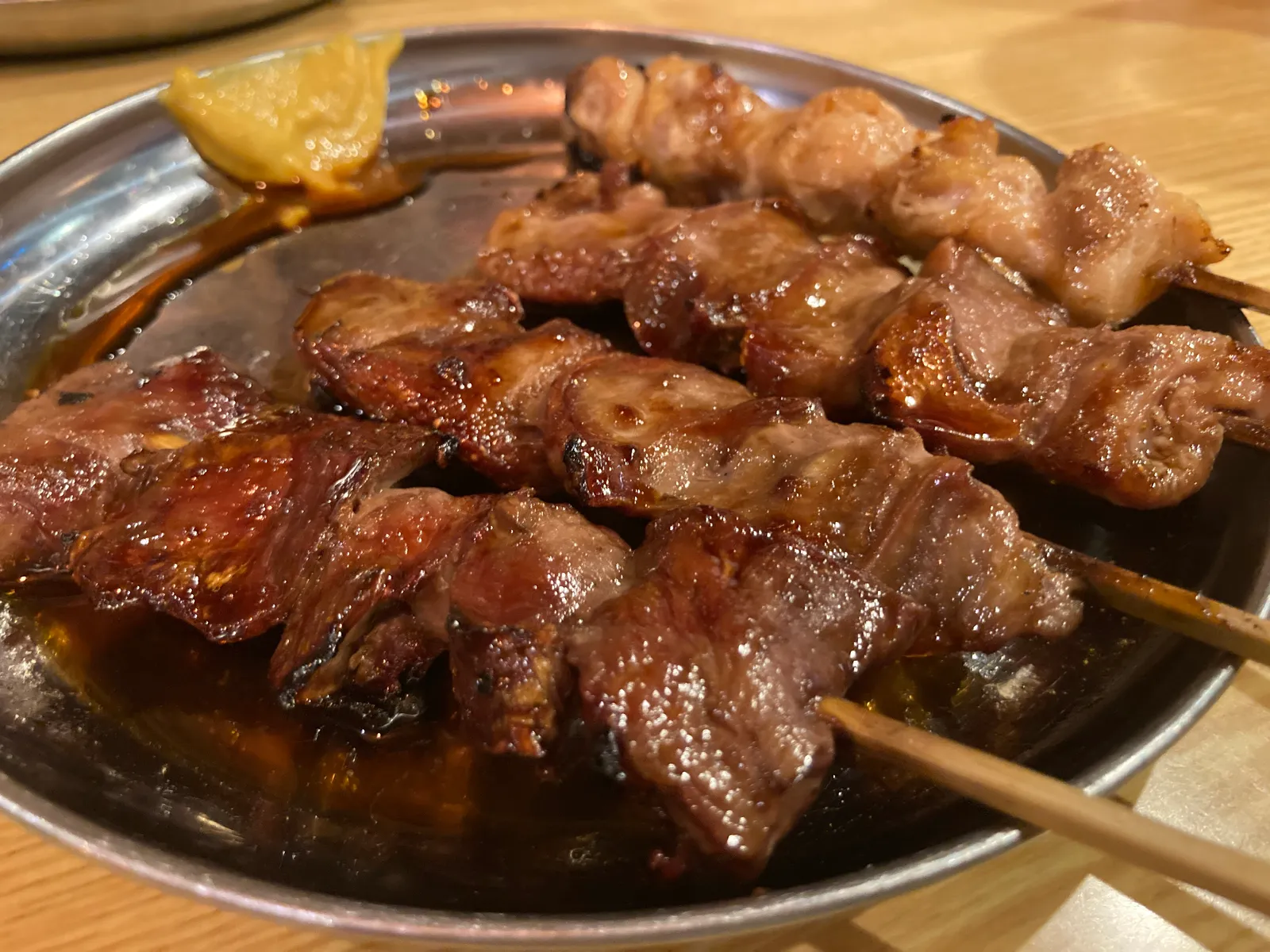 ステンレス皿に盛られたやきとんの串とからし