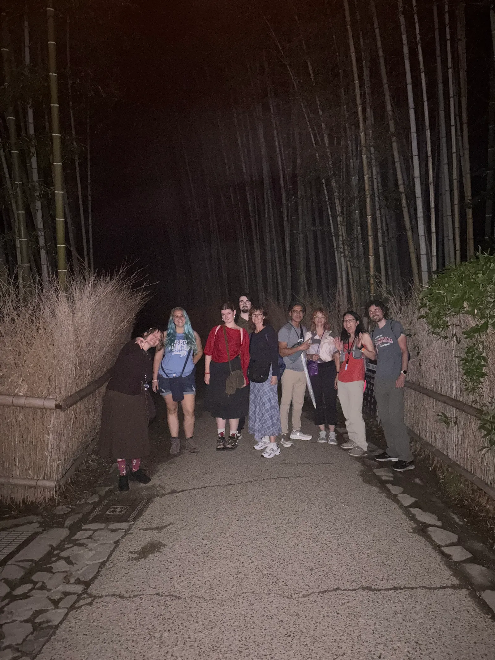 夜の嵐山竹林で集まるゴーストツアーの参加者