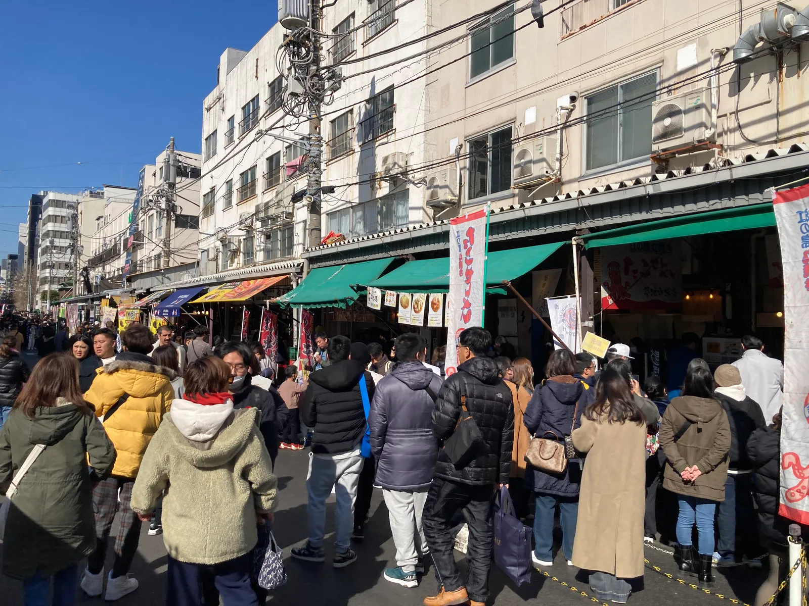 인파가 오가는 츠키지 장외시장 거리와 늘어선 가게들