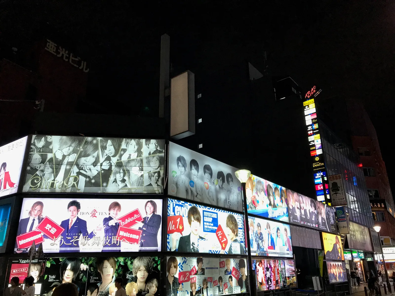 ホストの写真が並ぶ歌舞伎町の大型看板