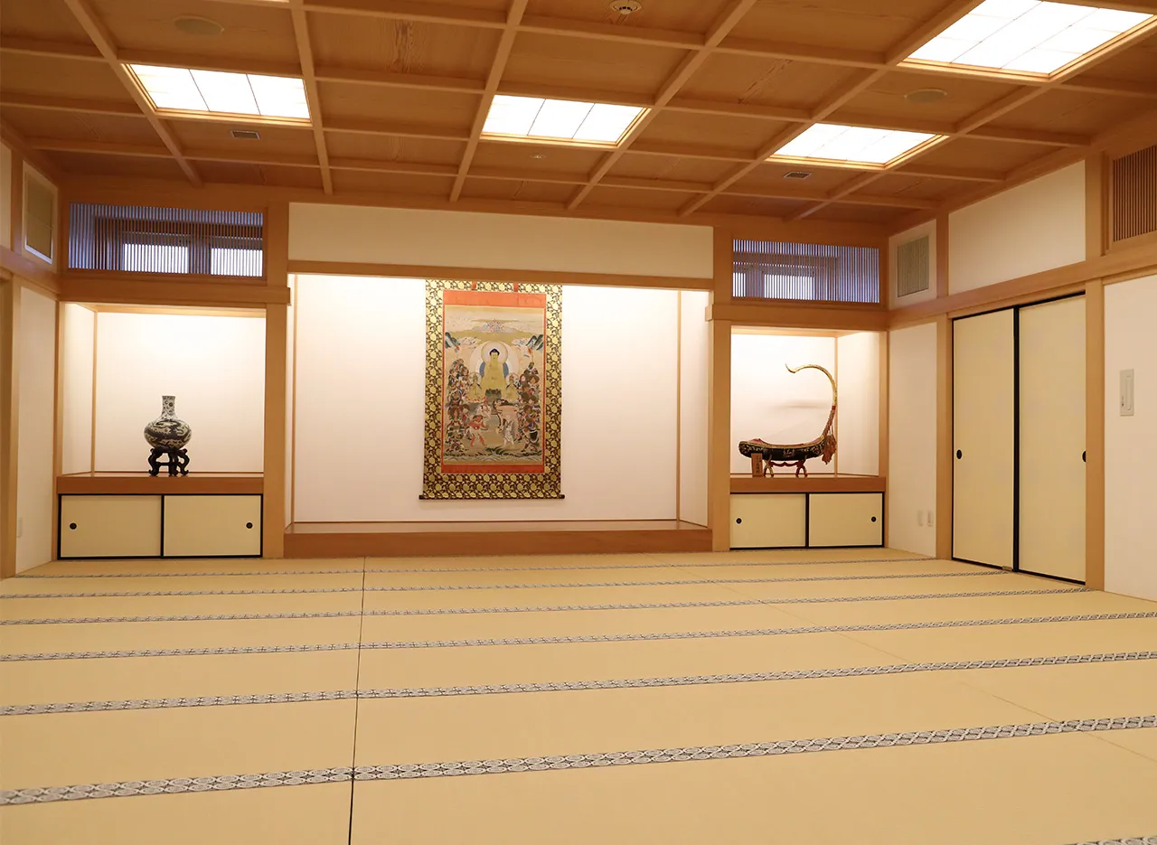 床の間に掛け軸が下がる24畳の和室と格天井
