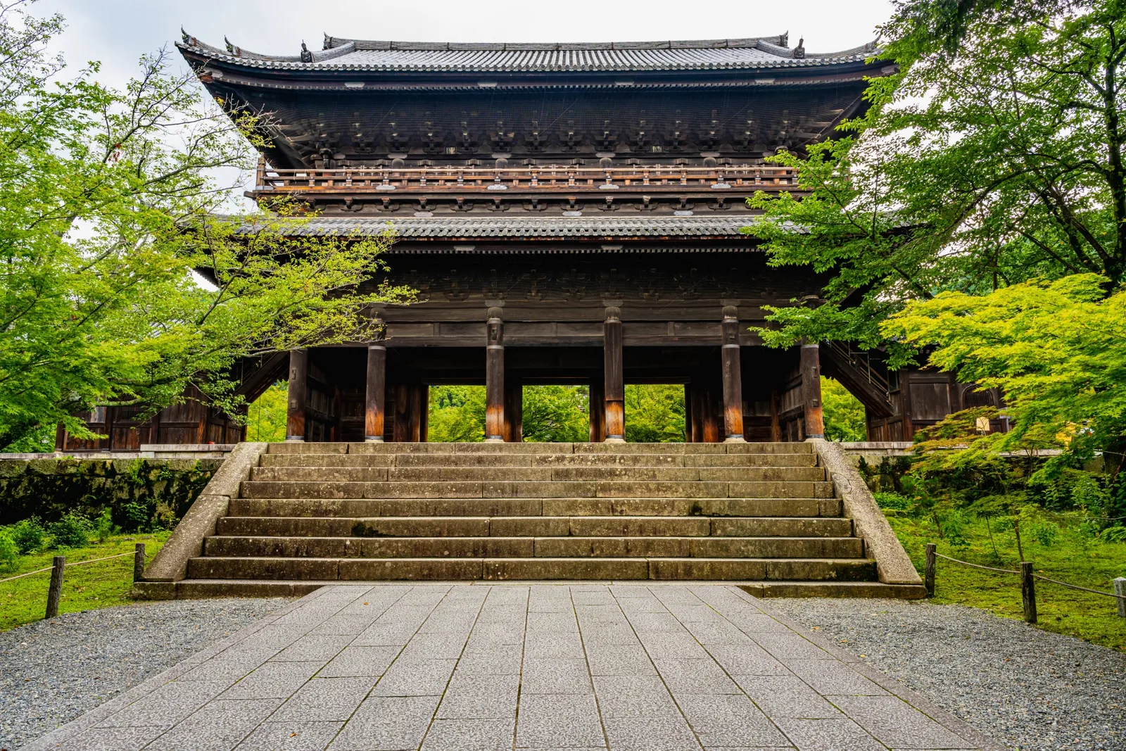 난젠지의 목조 산몬과 돌계단