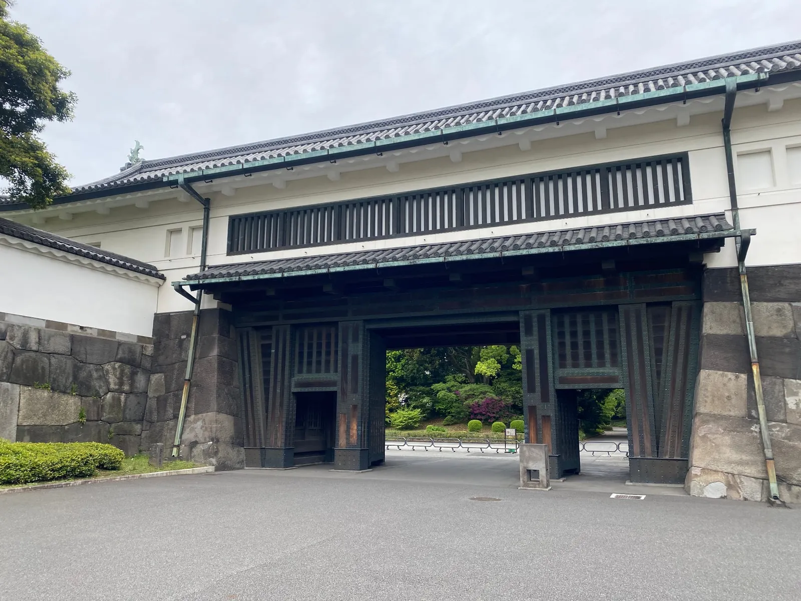 石垣に挟まれた城門の通路