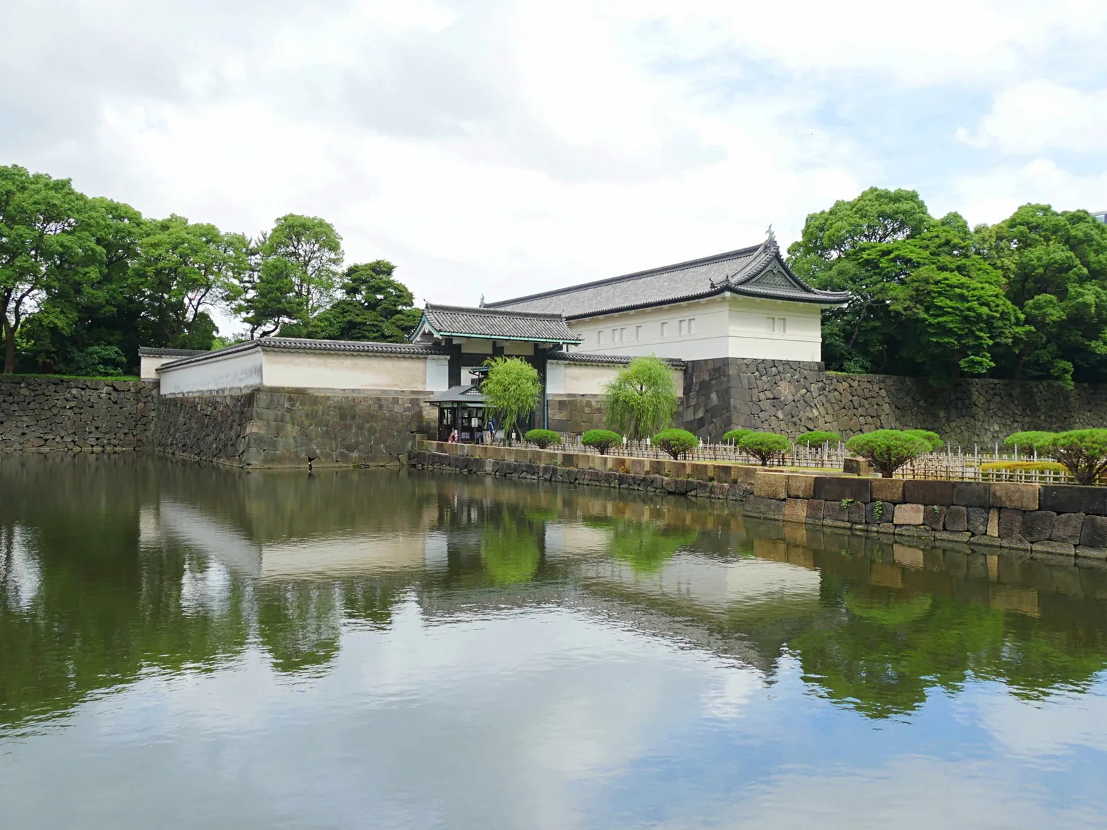 堀の向こうに見える大手門と白壁の建物