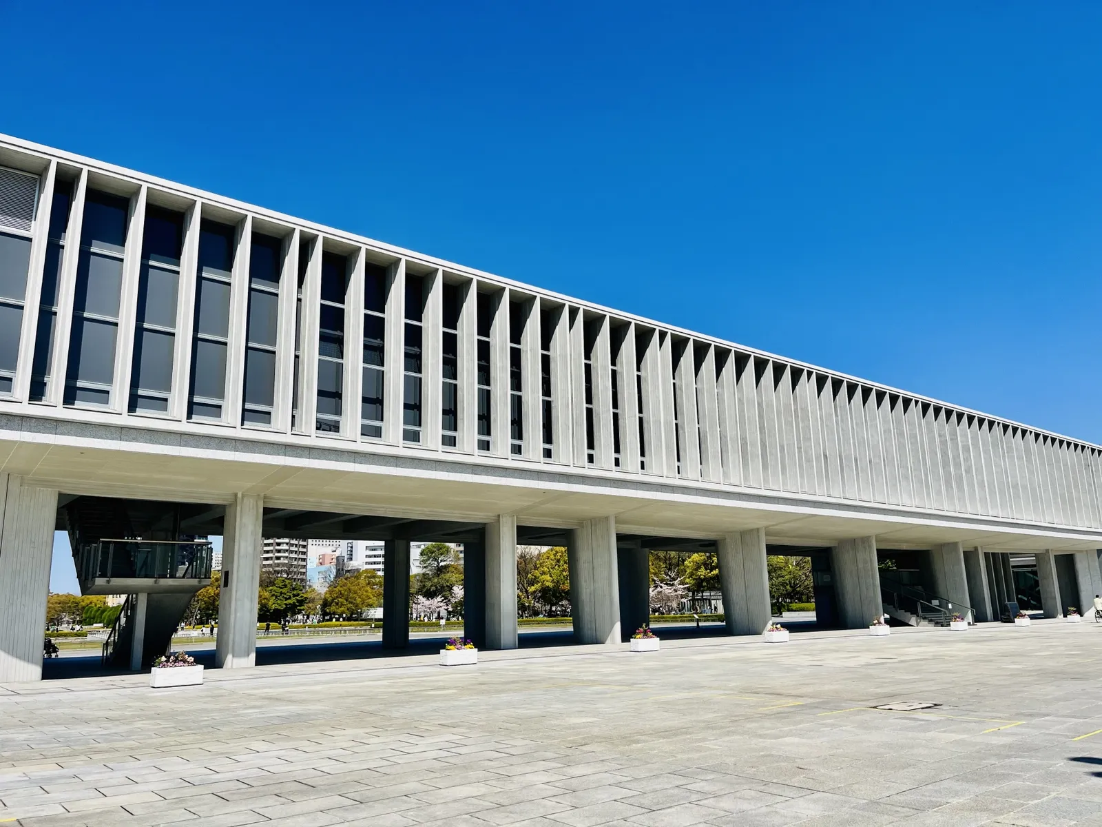 広島平和記念資料館本館の外観と、柱が並ぶ建物下の空間