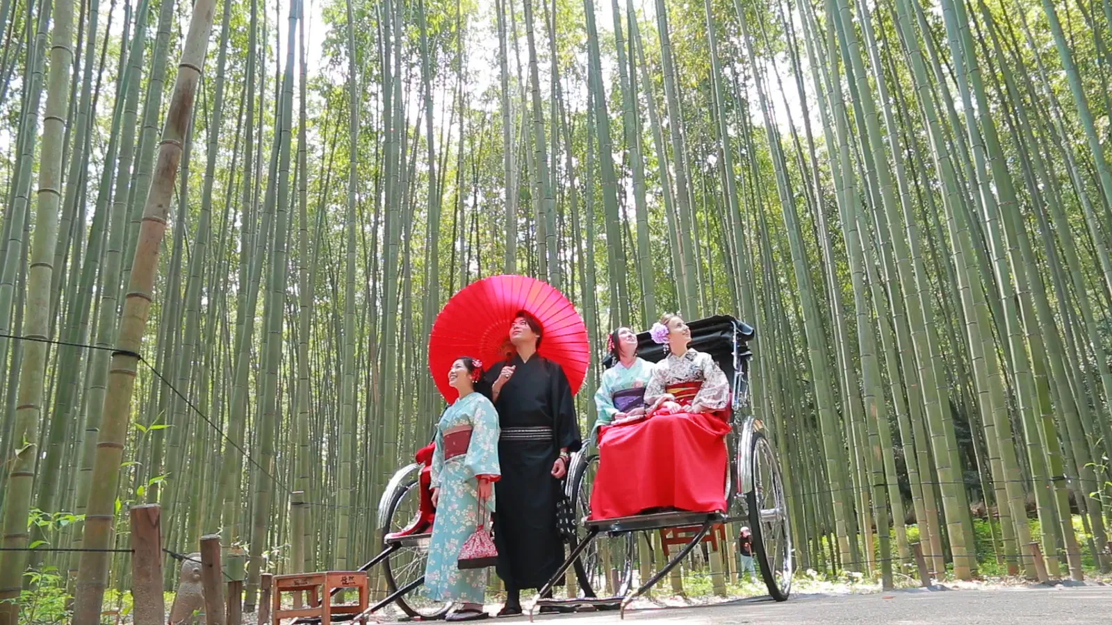 在竹林中与人力车合影的和服游客