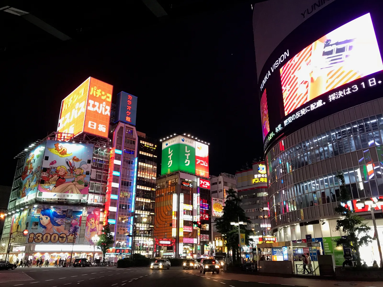大型ビジョンと看板が輝く夜の靖国通り