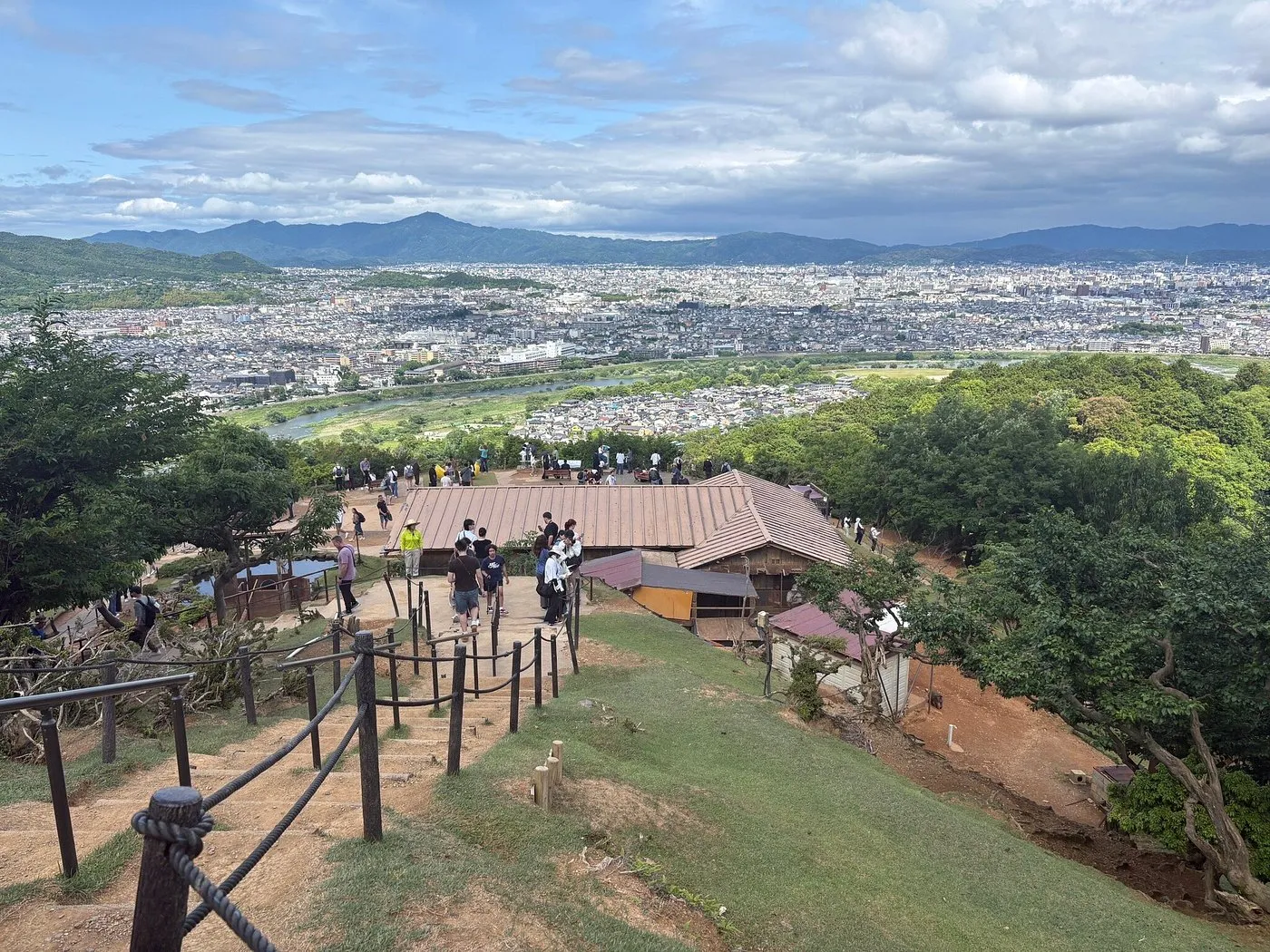 山上の広場や小道と、その先に広がる京都市街