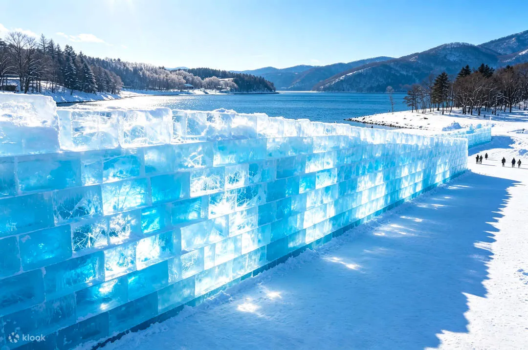 支笏湖畔に積み上げられた青く透ける氷のブロックの壁